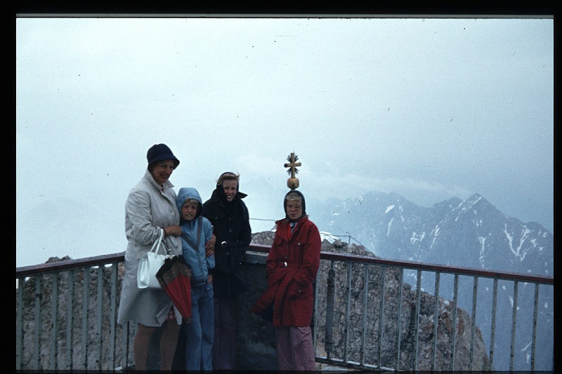 18.Zugspitze jul 1974 Mama,Brigitte,Marion,Peter.JPG
